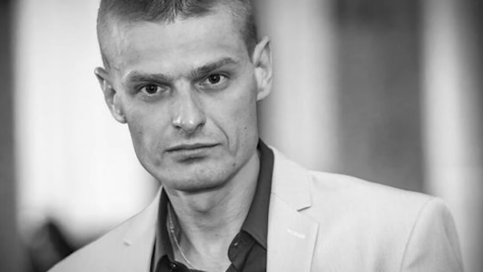 Tak 3-letni synek Komendy pożegnał zmarłego tatę. Ten napis rozrywa serce…