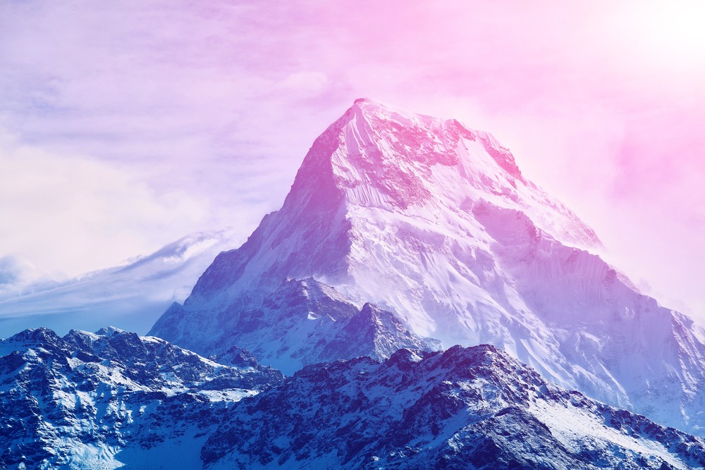 Na początku człowiek się rodzi. Ale nie sam. Z każdym …