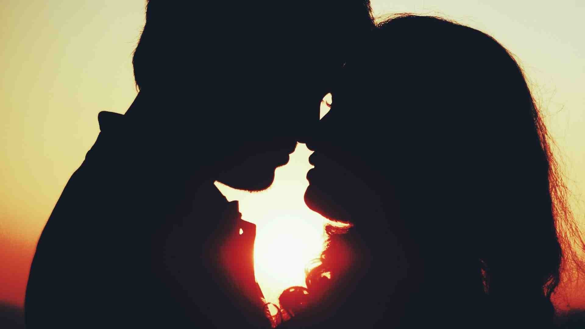 Pierwsze oznaki zakochania. Sygnały, które o tym świadczą