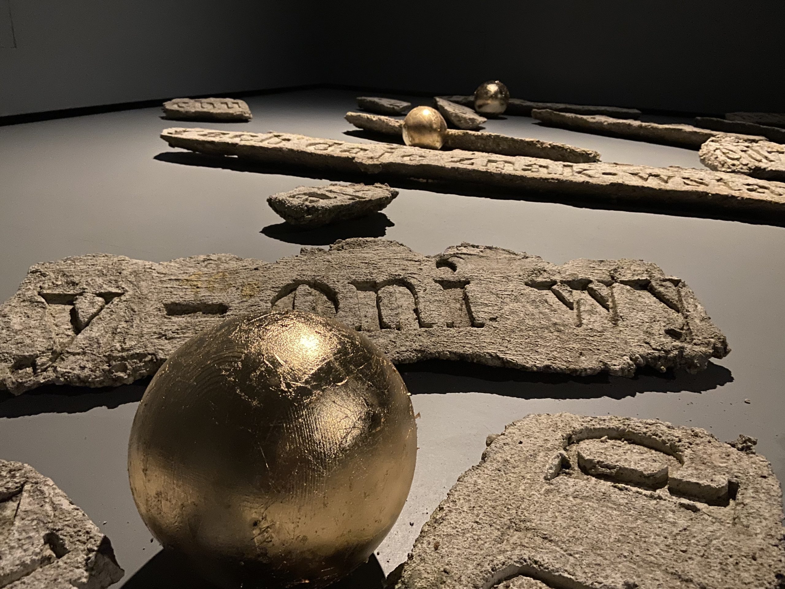 „Herbert potrzebuje pełni człowieka, absolutu,więc tłucze lustro.Też zmierzam w tamtą stronę” Adamas