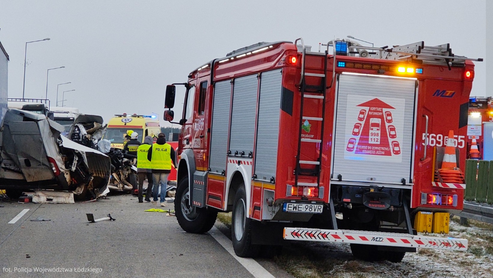 Tragiczny poranek na trasie S8 – cztery osoby nie żyją po potężnym zderzeniu pod Chojnami