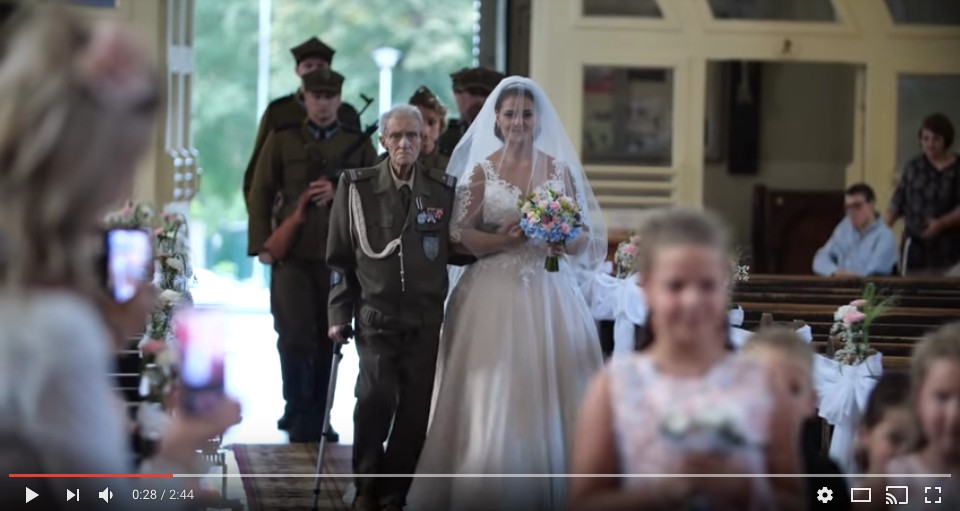 Powstaniec Warszawski poprowadził swoją wnuczkę do ślubu. Zobacz film, który poruszy każdego