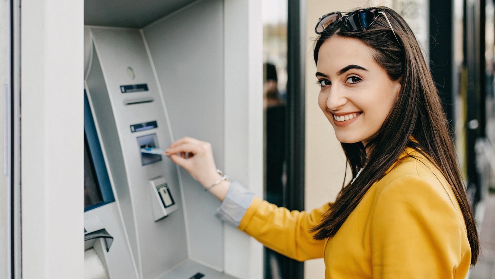 Zdjęcie Banki alarmują: pieniądze znikają z bankomatów! Wypłacasz tak? Uważaj! #1