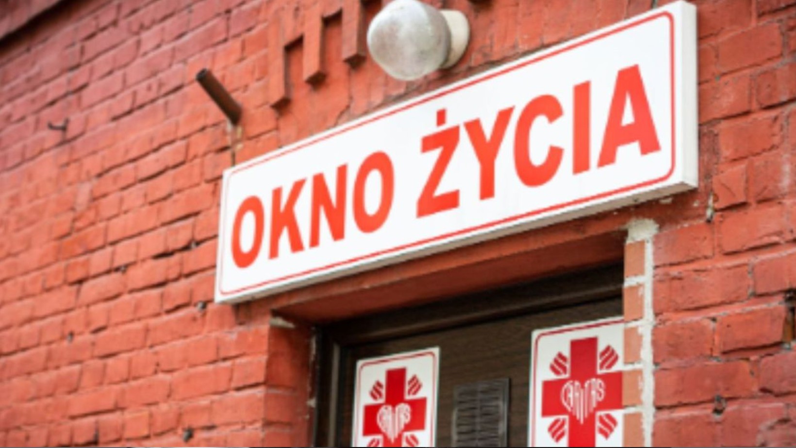 „Jest zdrowy, bez oznak przemocy…” – odnaleziono noworodka w oknie życia!