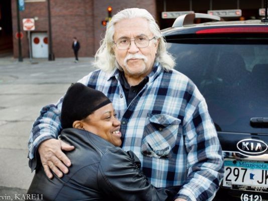 Od lat karmi bezdomnych i został okrzyknięty „człowiekiem kanapką”