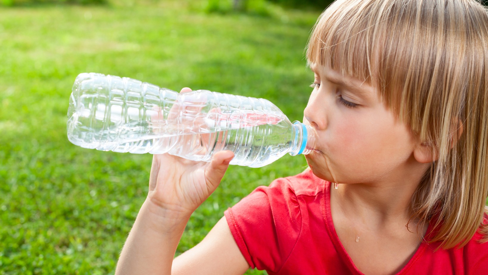 Zdjęcie Nie każda woda dobra dla dziecka w upały! Pediatra ostrzega przed jednym poważnym błędem #1