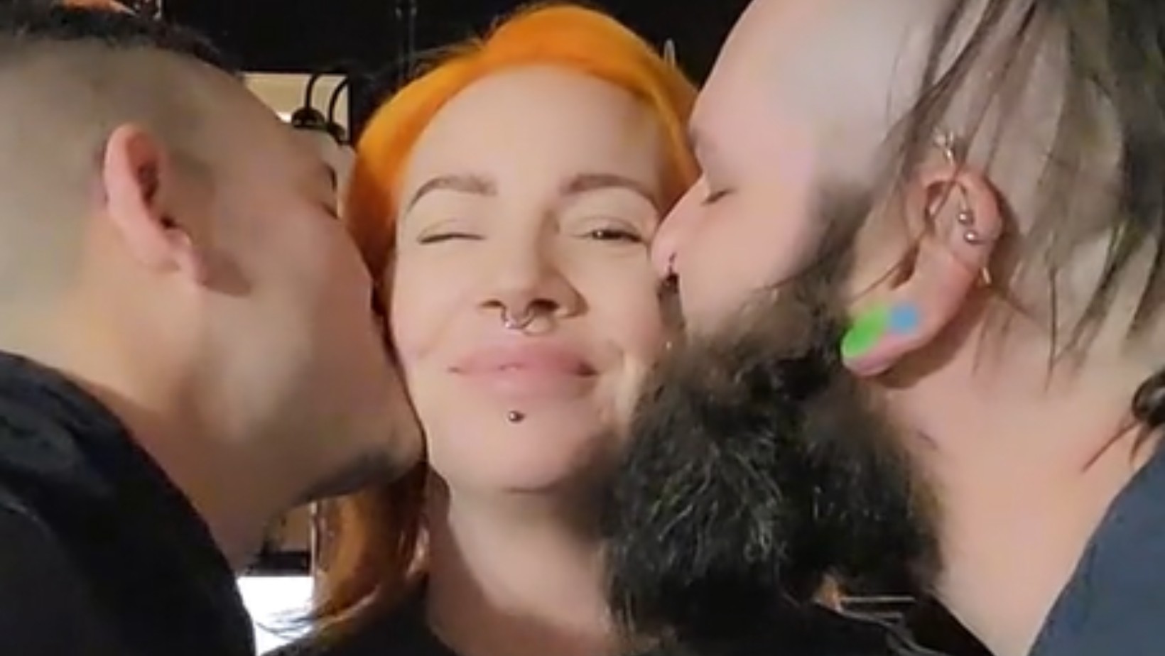 Ta kobieta ma męża i chłopaka. Internauci grzmią: „Wolałbym być sam przez resztę życia”