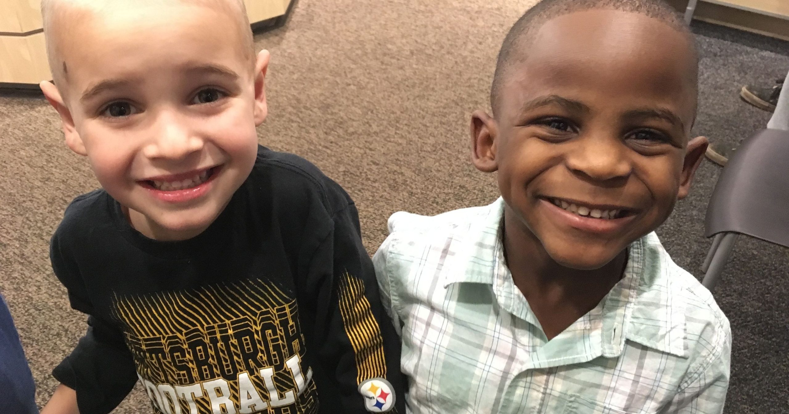 Zdjęcie Ci chłopcy w uroczy sposób dzielą się postawą, którą nie jeden dorosły powinien się nauczyć #1