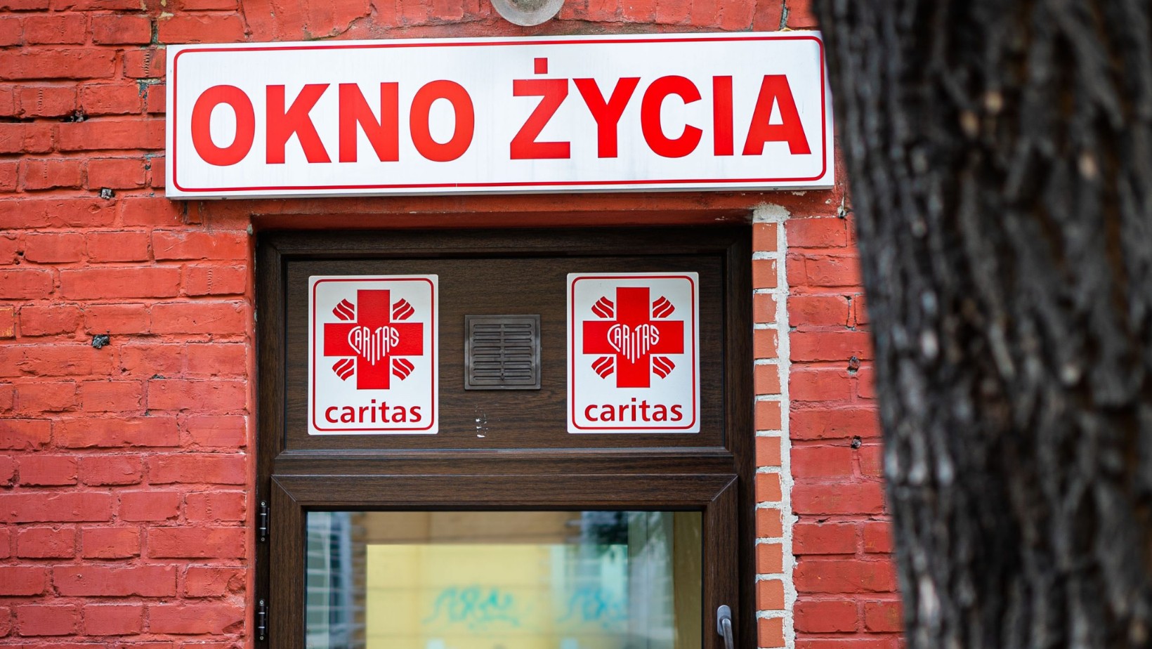 Dziewczynka pozostawiona w oknie życia! Miała przy sobie list!