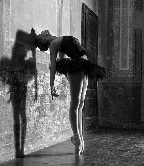 Kobieta zakochana jest szczęśliwa. Kobieta samotna jest silna. Kobieta zraniona …