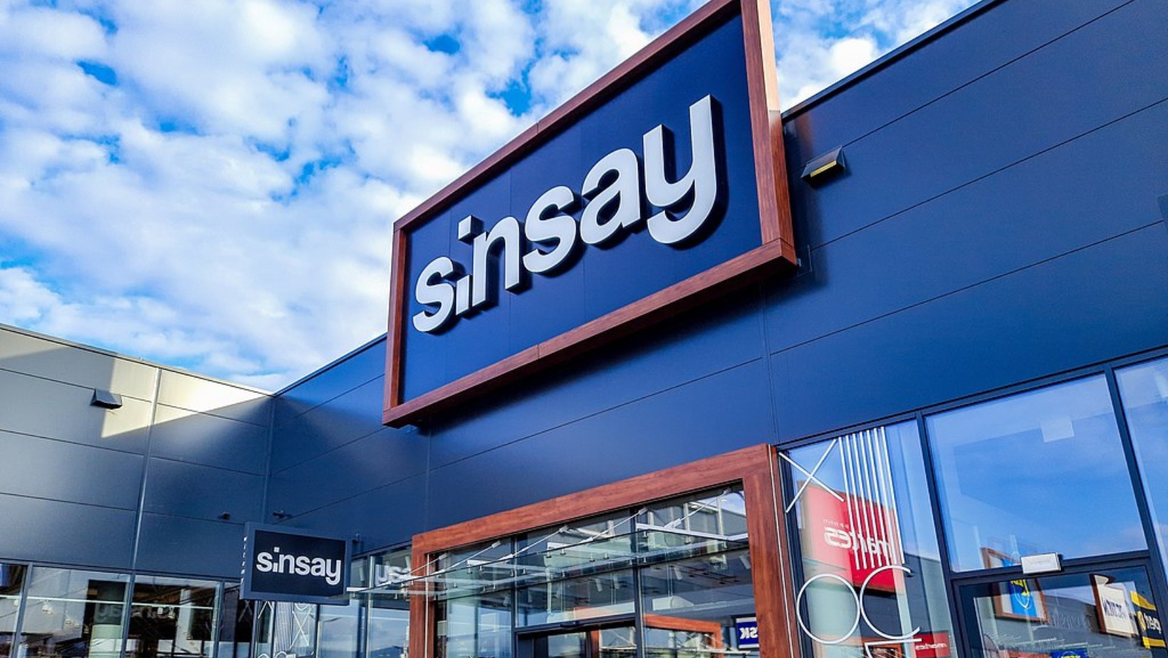 „Prosimy o zaprzestanie korzystania”! Sinsay apeluje o zwrot produktów!