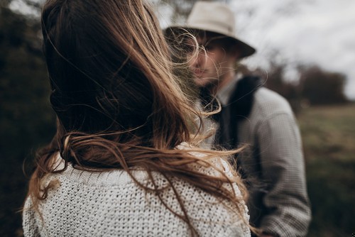 Niepokojące znaki, które świadczą o tym, że twój mężczyzna nie jest z tobą szczery