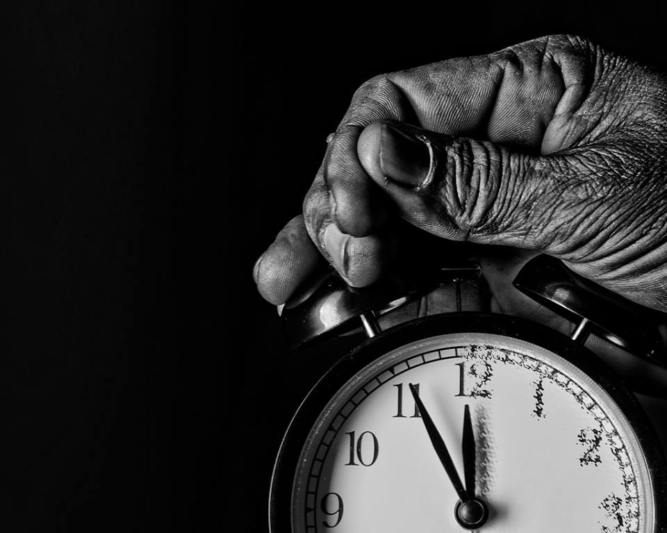 Ludzie marnują czas. Przepijają czas. Przesypiają. Kłócą się, rwą sobie …