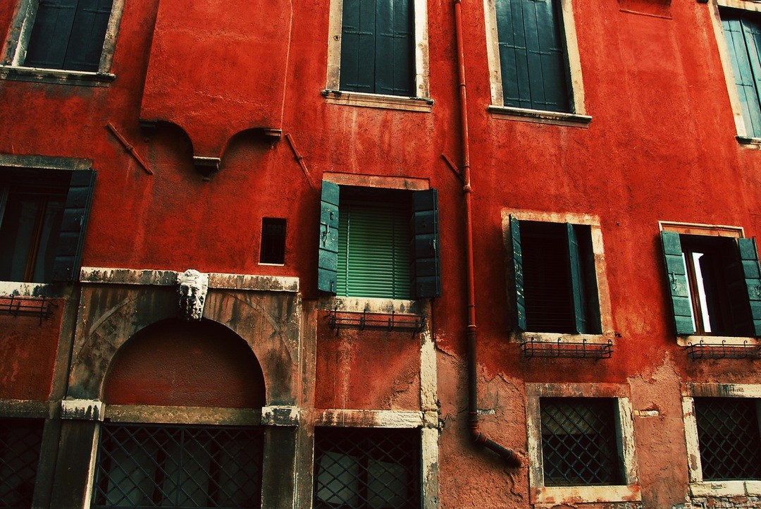 Taki szczęśliwy i ukojony, że trzyma rękę na pulsie żony!