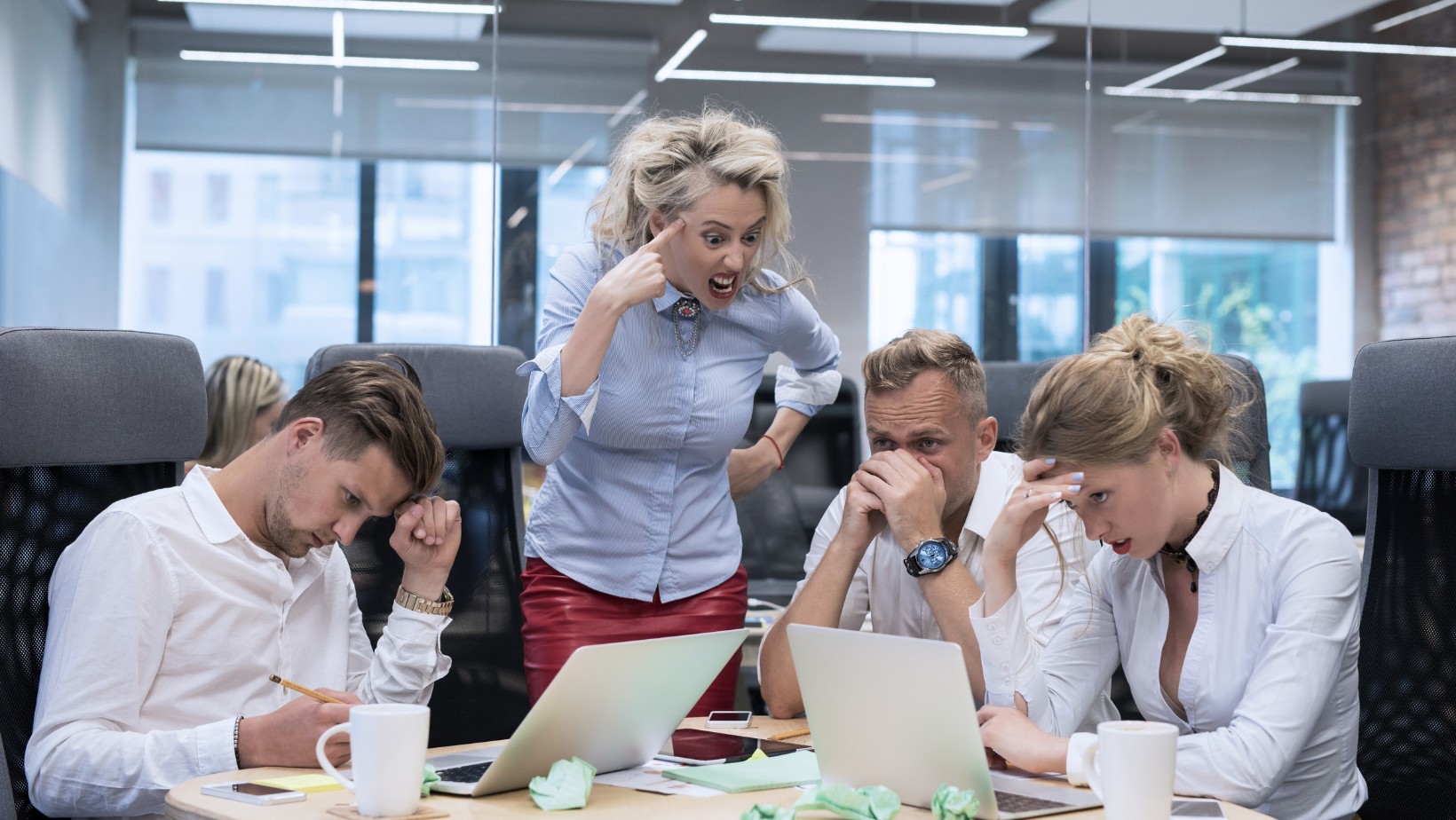 7 sygnałów, że twój kolega z pracy jest PSYCHOPATĄ