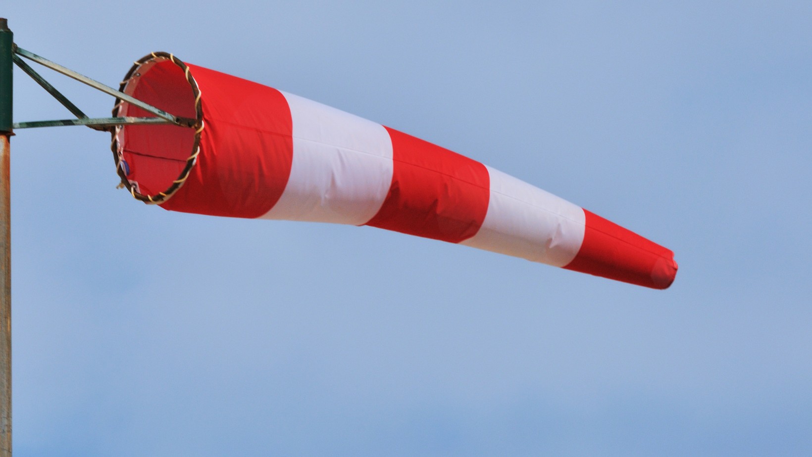 IMGW ostrzega przed załamaniem pogody! Silny wiatr i ulewy nadciągają nad Polskę