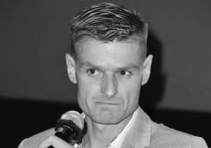 Zdjęcie Tak 3-letni synek Komendy pożegnał zmarłego tatę. Ten napis rozrywa serce… #1