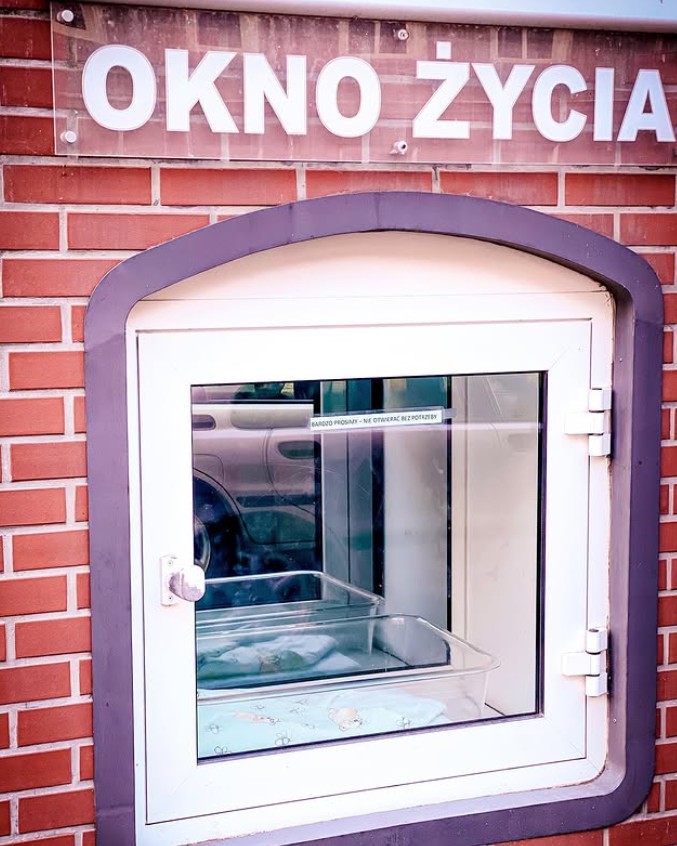 Zdjęcie "Powiedział, że przyprowadził go tata" - 2-letni chłopiec w oknie życia we Wrocławiu! #1