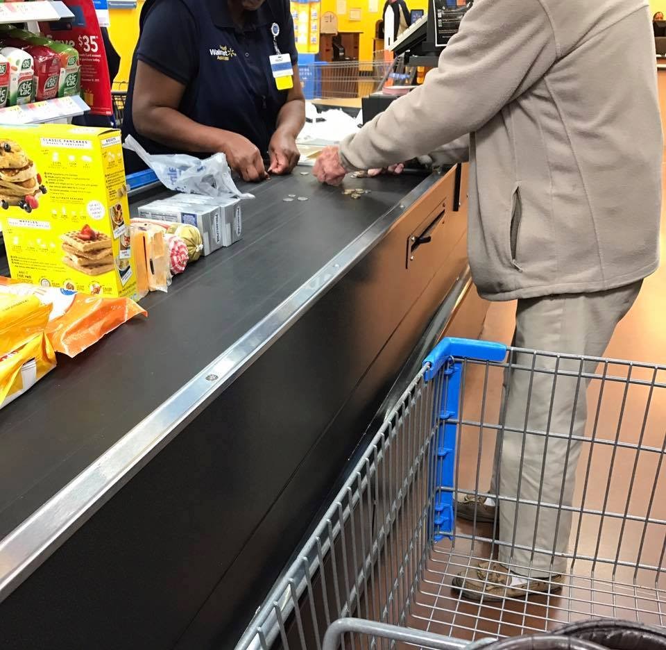 Uprzejmość kasjerski wobec starszego pana zmusiła wszystkich w kolejce do refleksji