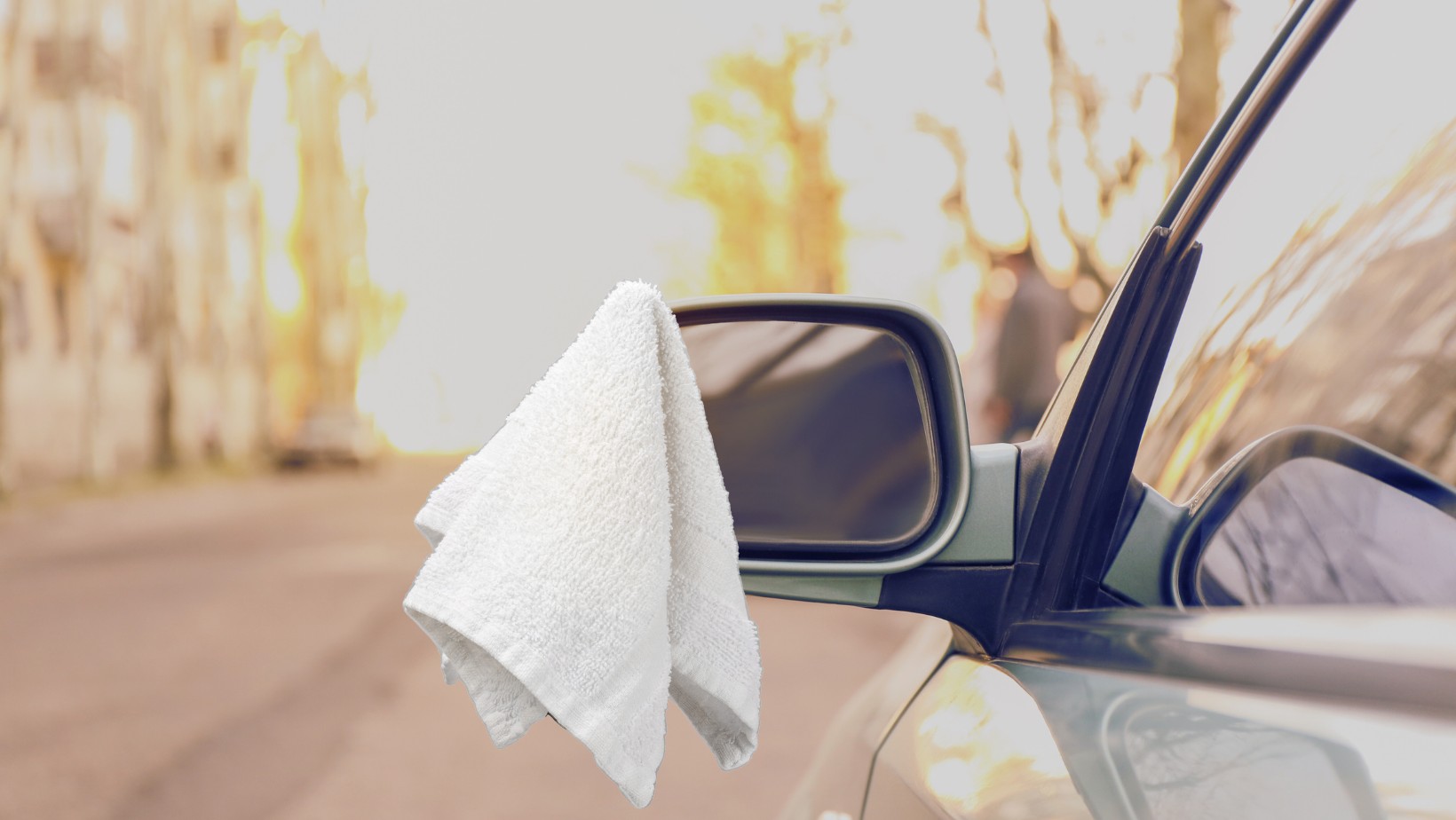 Biały ręcznik na lusterku samochodowym? Nie jest to przypadek. To powinien wiedzieć każdy kierowca