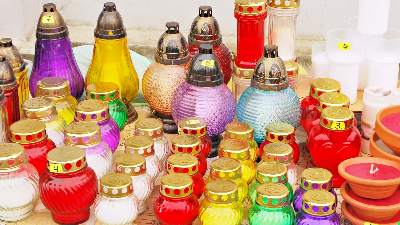 Wszystkich Świętych: Ile kosztują znicze w tym roku?