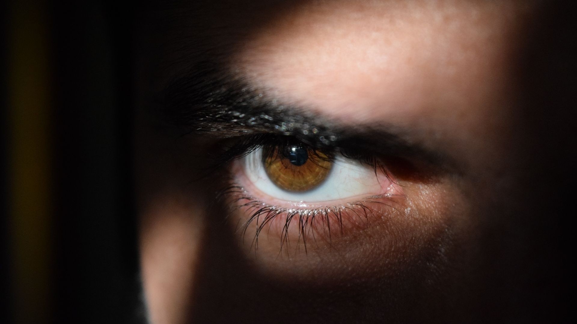 Nie lubisz kogoś, ale obserwujesz każdy jego krok w sieci? To „hate following”!