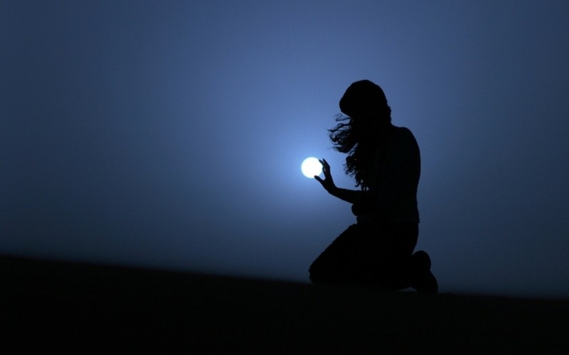 Każdy człowiek jest jak Księżyc. Ma swoją drugą stronę, której …