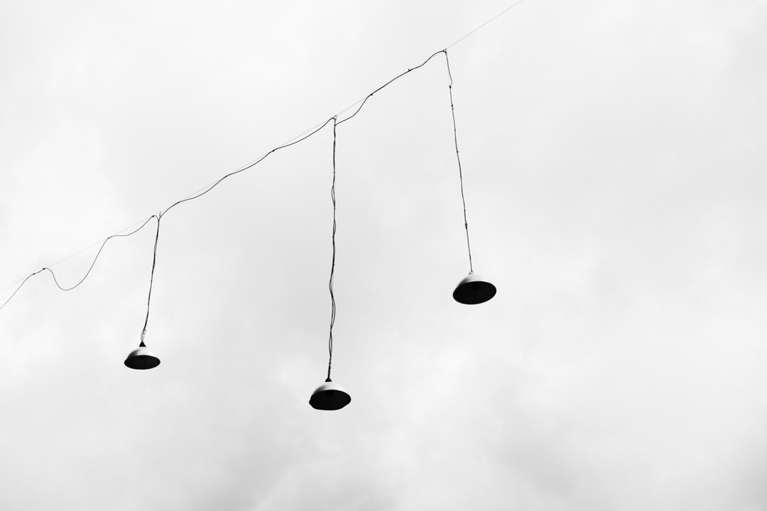 Ubrana była w suknie koloru kości słoniowej a w oczach …