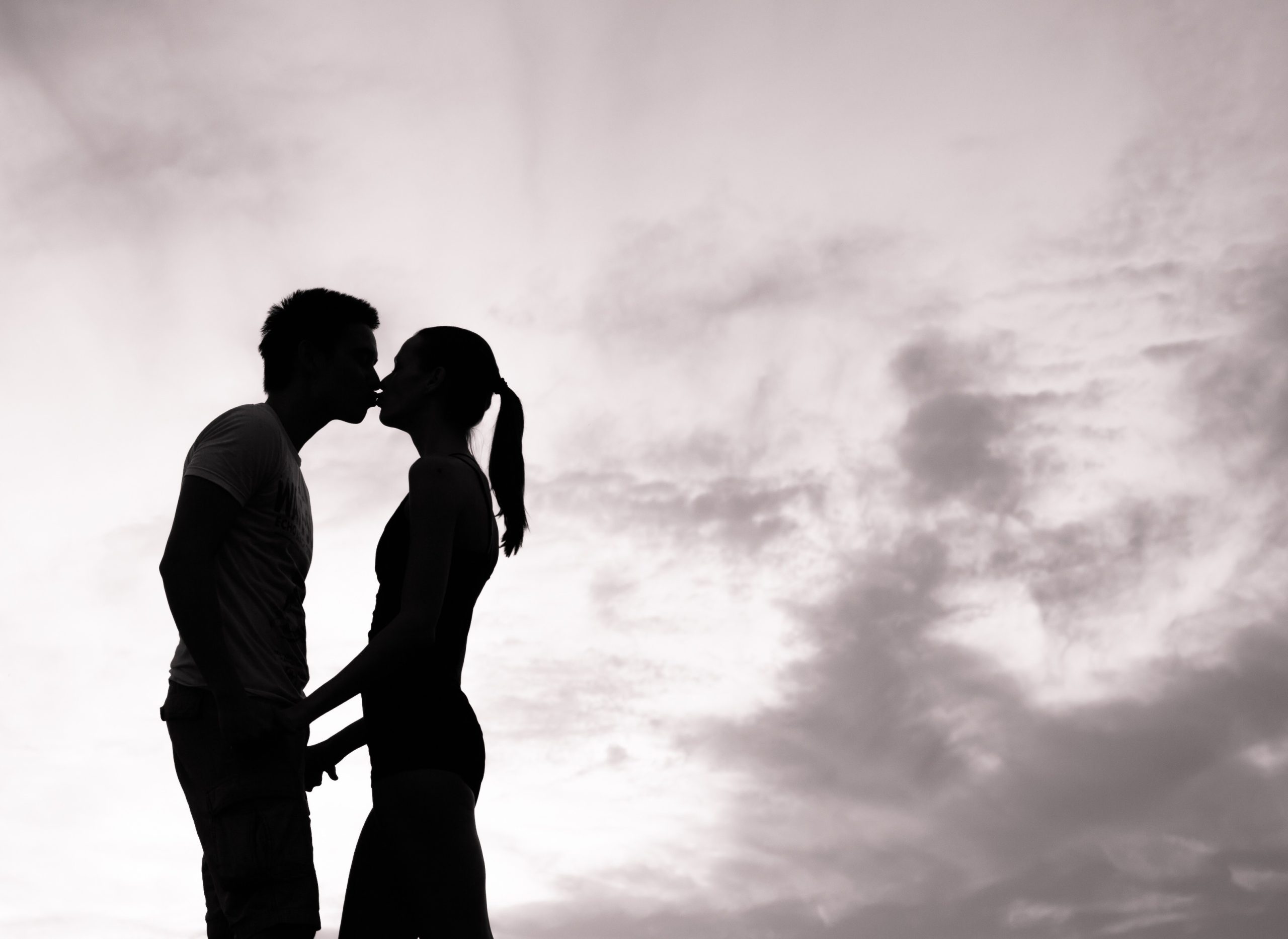 Szczęście to radość z nowego dnia, bezchmurne niebo w południe …