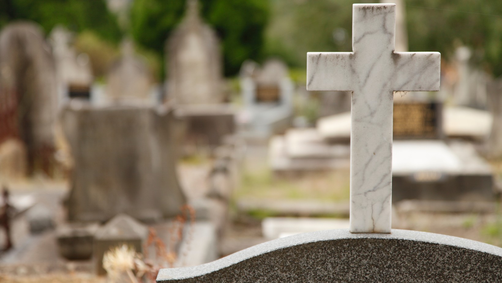 Czego nie można robić na cmentarzu?
