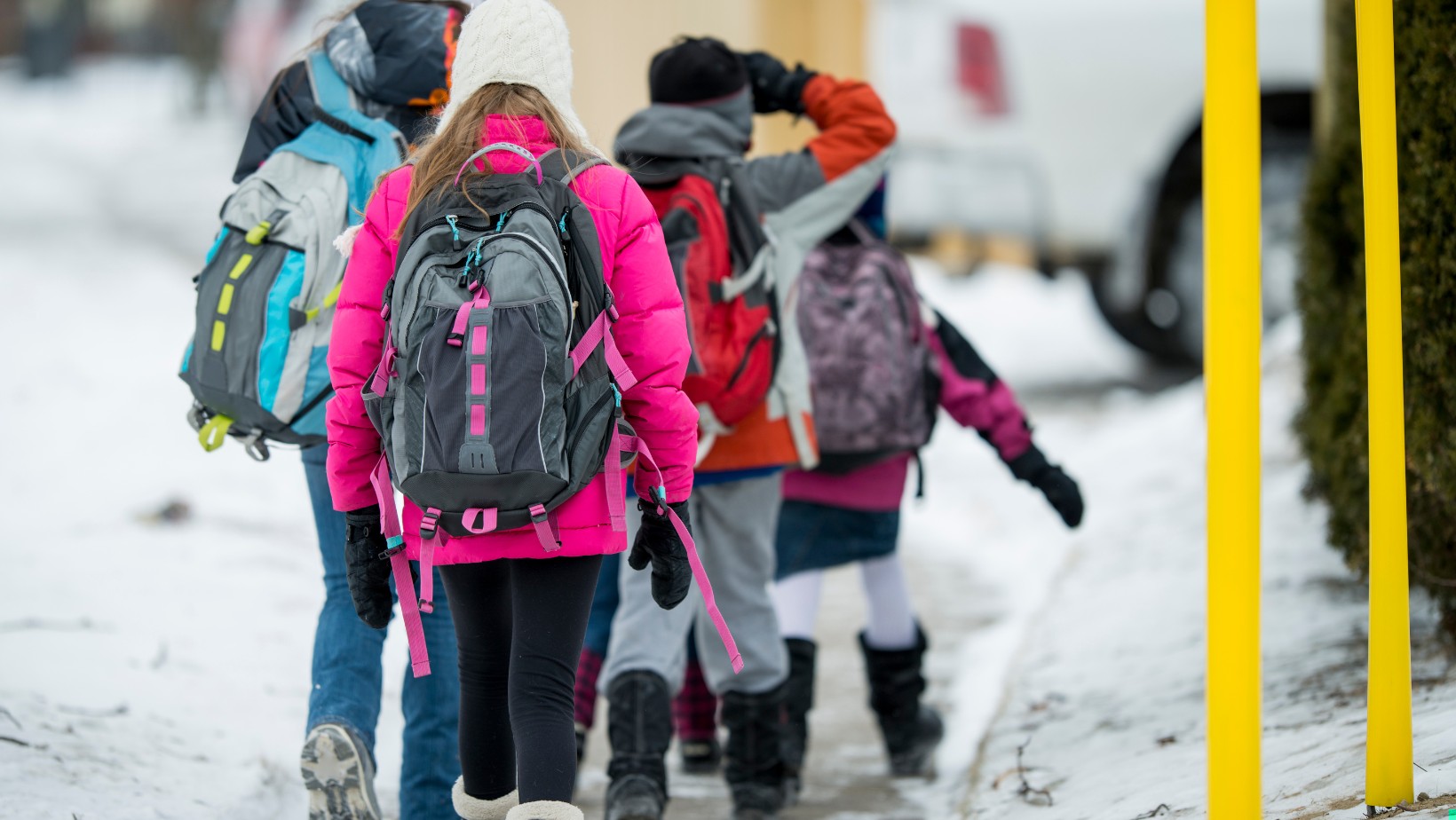 Zamykają szkoły z powodu niskich temperatur. Kiedy dyrektor może odwołać zajęcia?