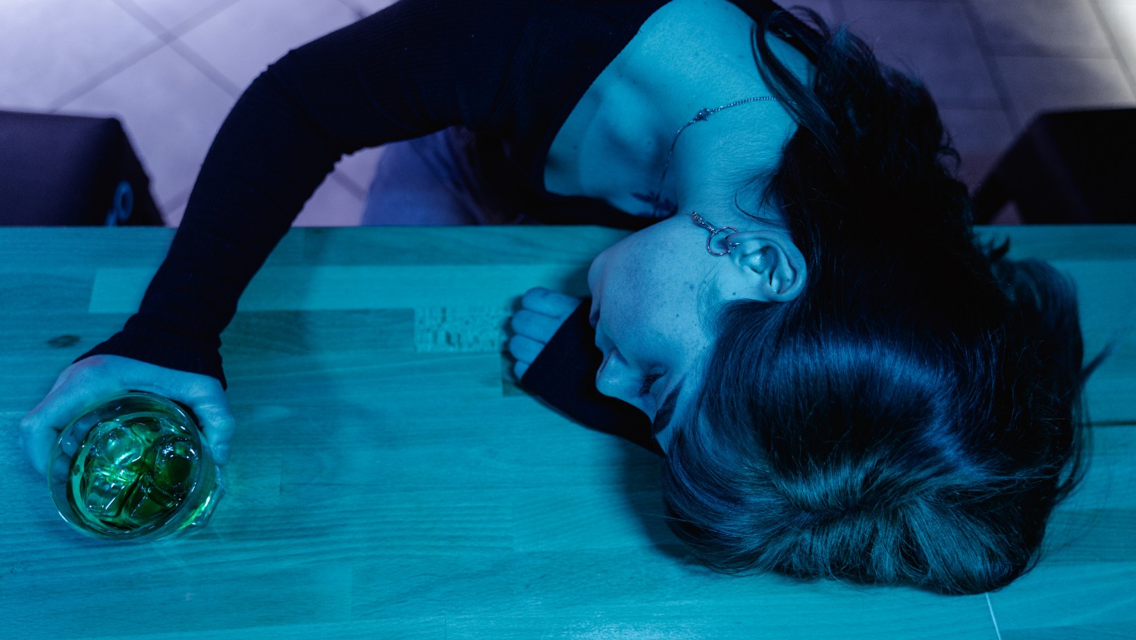 Zadzwoniła po policję na koleżankę. Gdy funkcjonariusze przyjechali, pijana opiekowała się dziećmi