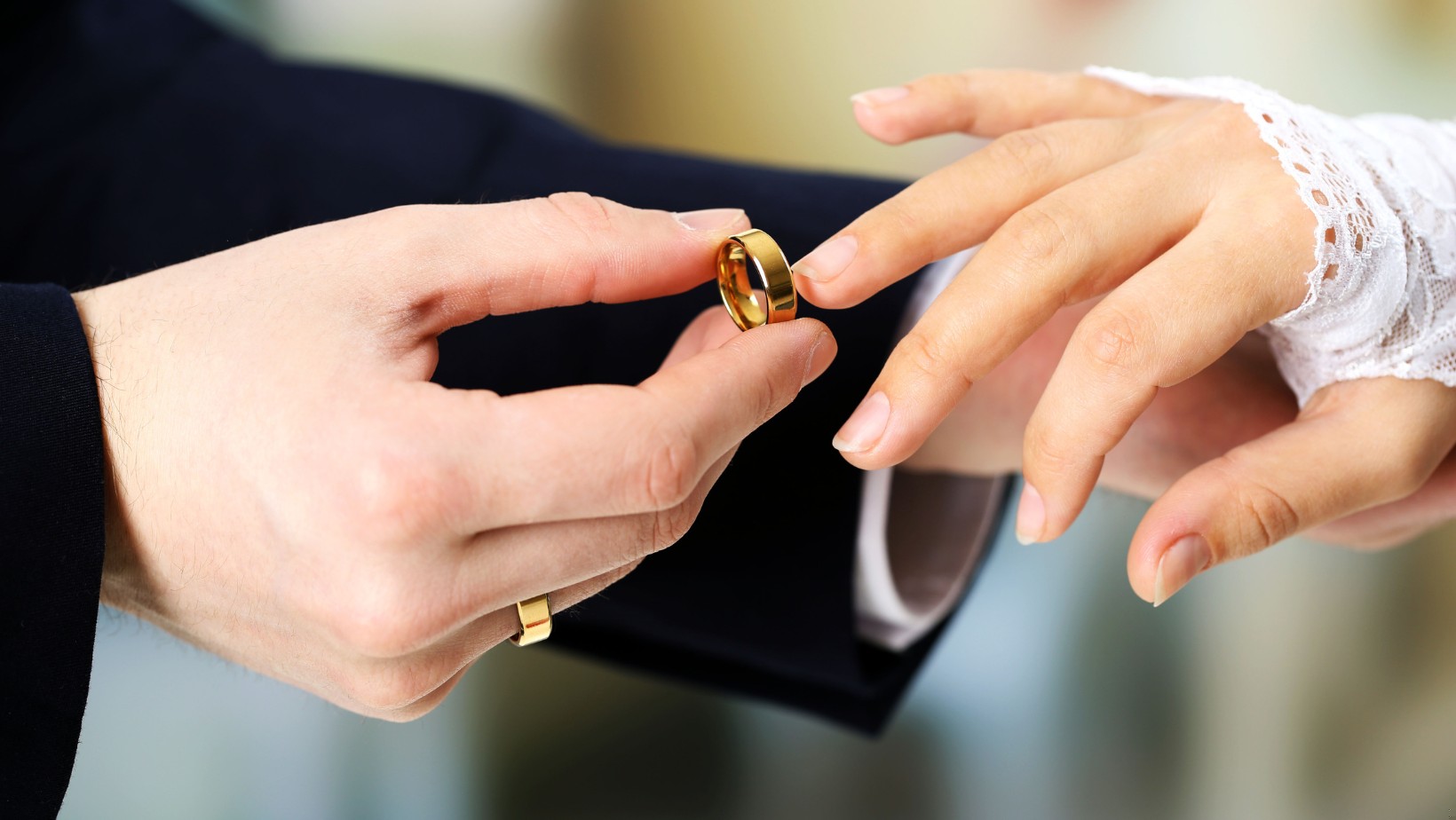 Czy noszenie obrączki na palcu jest obowiązkiem? Stanowisko duchownego!