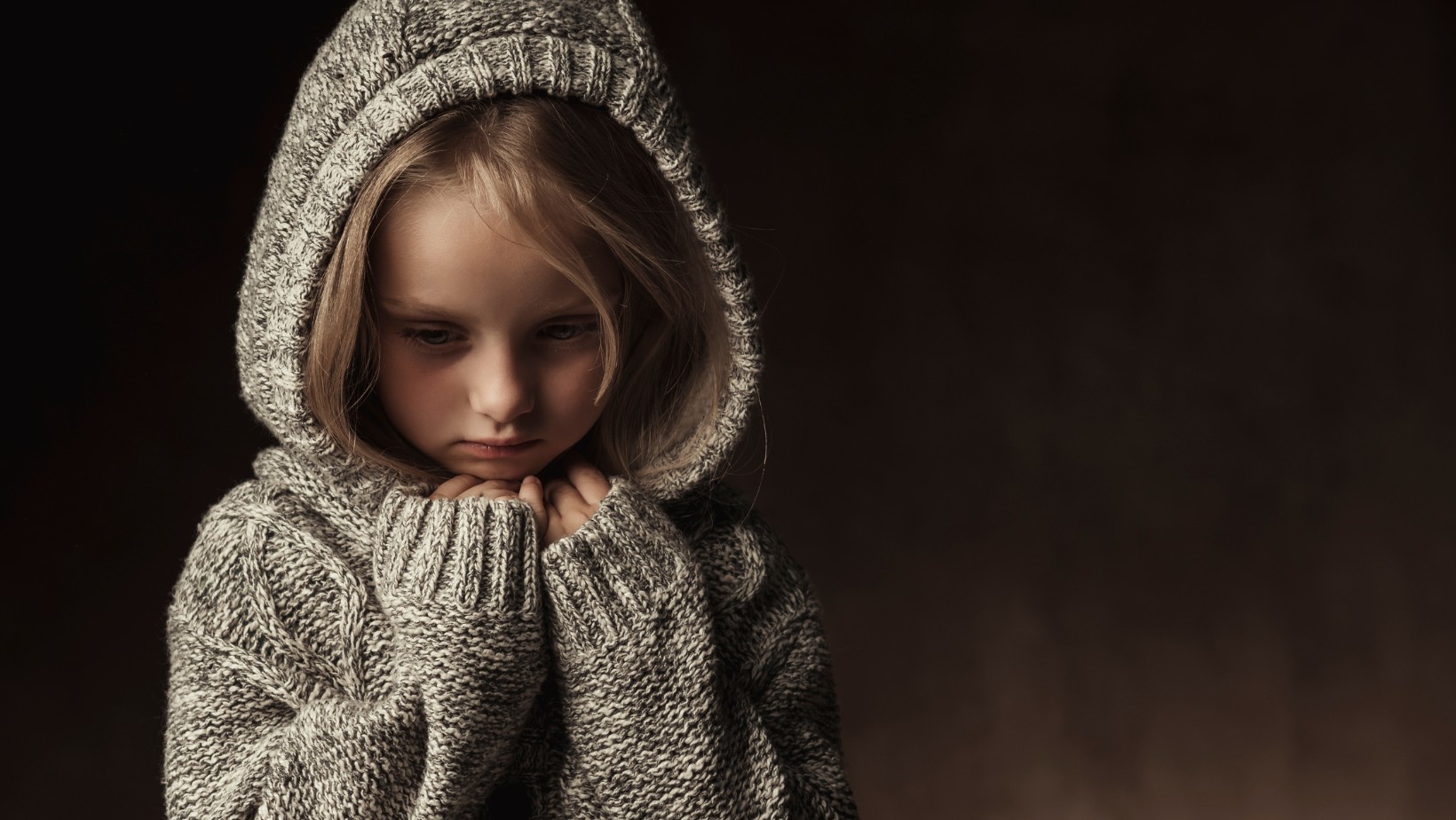 6 oznak w zachowaniu, które zdradzają trudne dzieciństwo