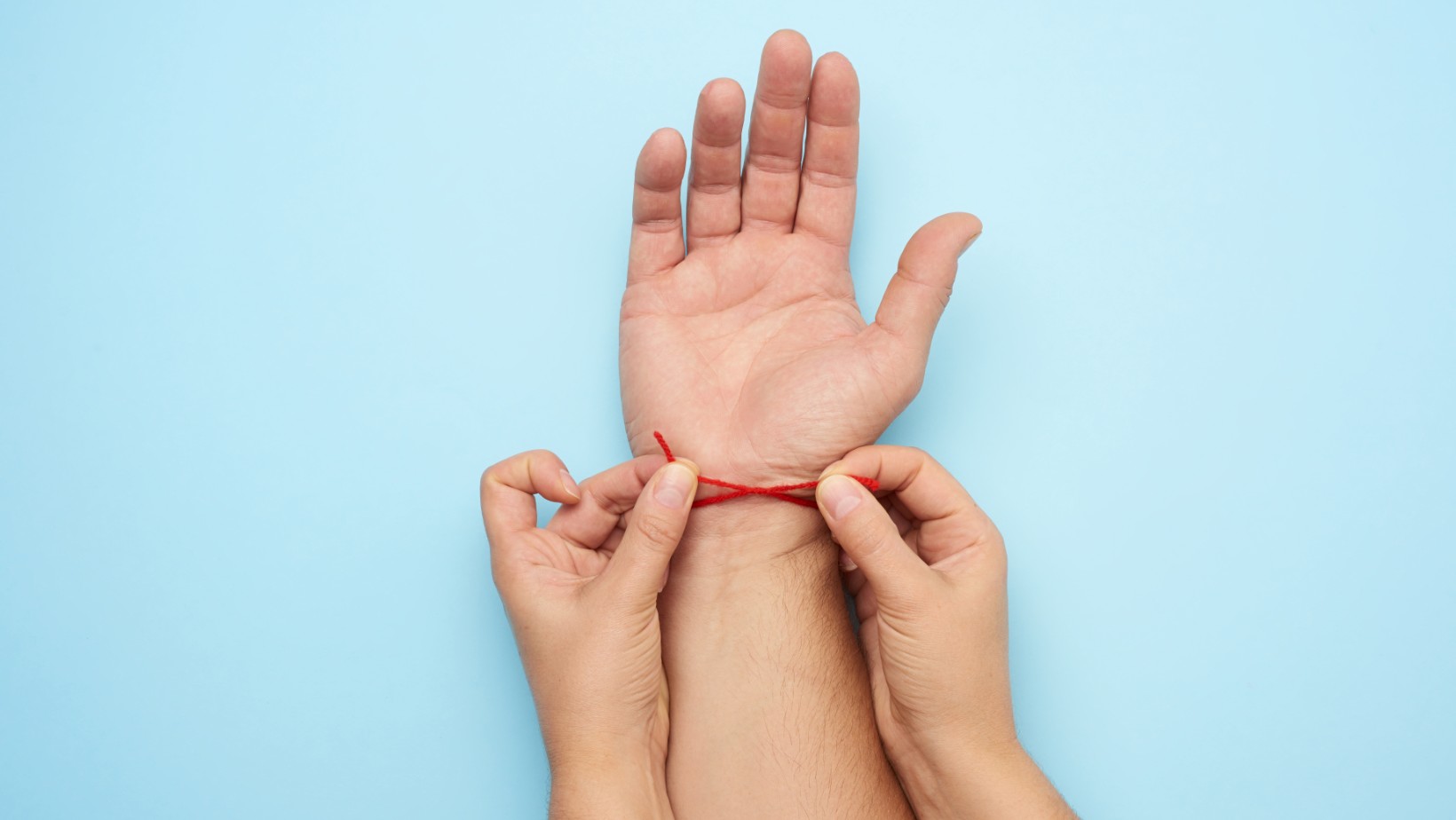 Nowy trend! Czerwony sznurek na nadgarstku, co oznacza ten symbol?