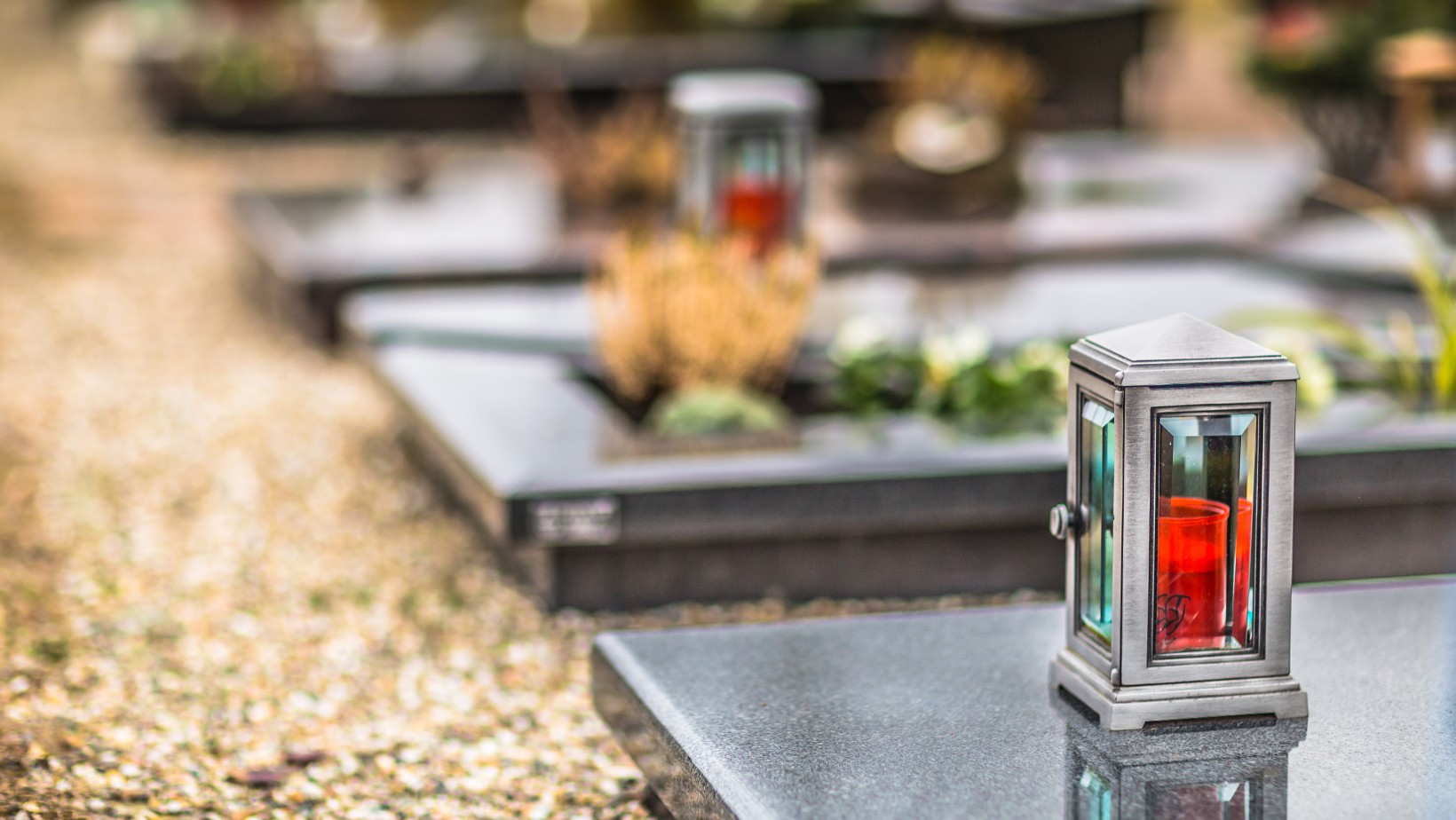 Mężczyzna przez 13 lat opiekował się w domu zwłokami! Sam wykopał ciało matki