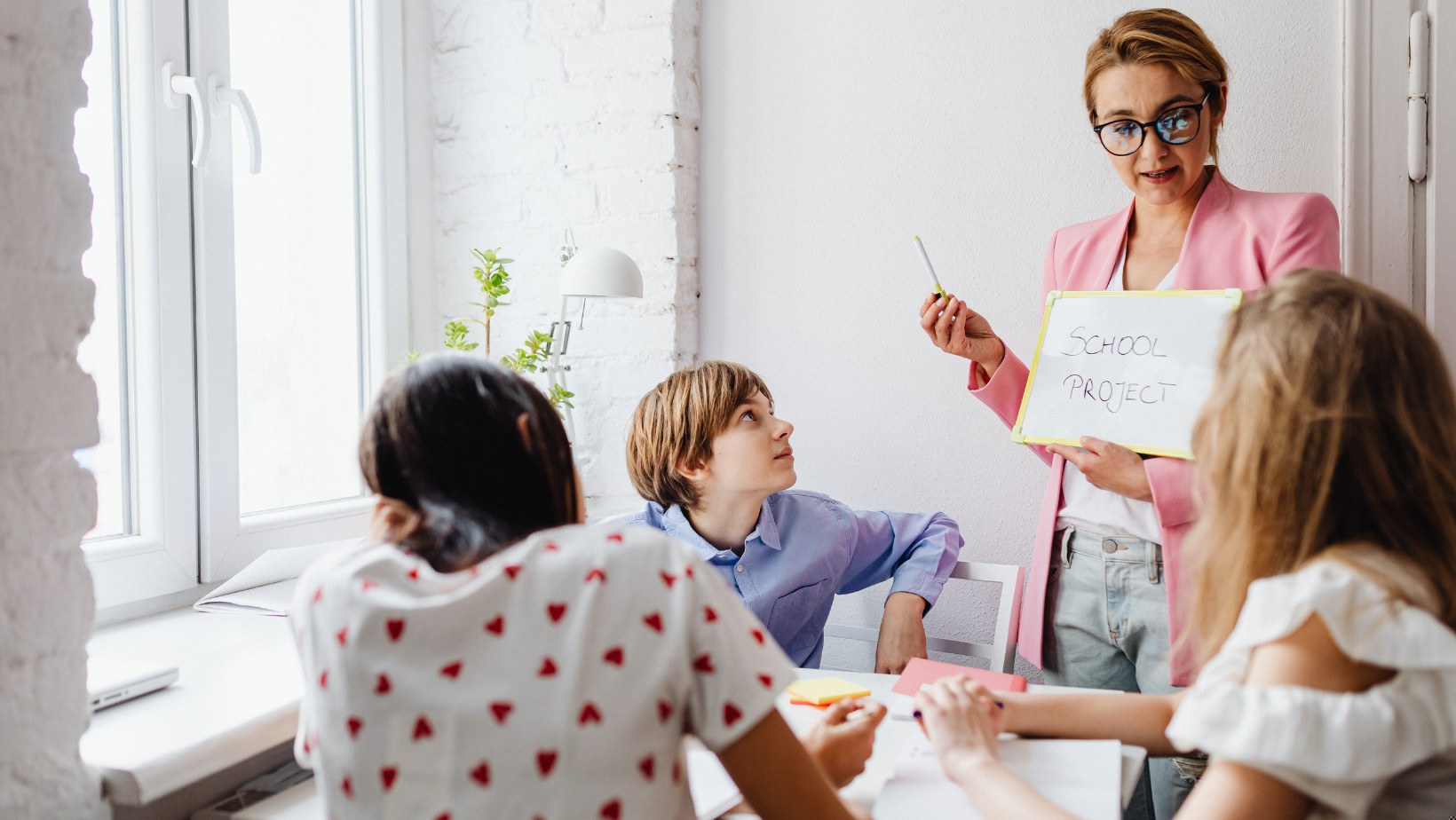 Tego nie wypada kupować na Dzień Nauczyciela. To obciach…