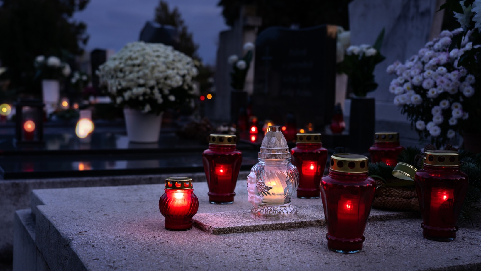 W ten sposób zmarli komunikują się z Tobą podczas Święta Zmarłych! Zwróć uwagę na te znaki!