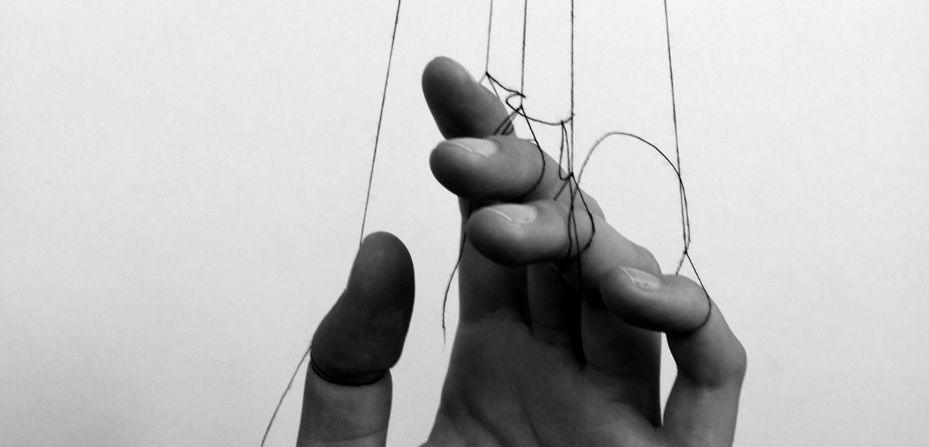 Jak rozpoznać, że ktoś Tobą manipuluje? Dowiedz się jak bronić się przed manipulacją