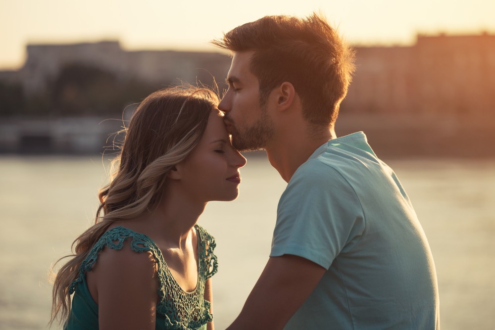 Mężczyźni, którzy czule całują swoje Kobiety w czoło, to najbardziej …