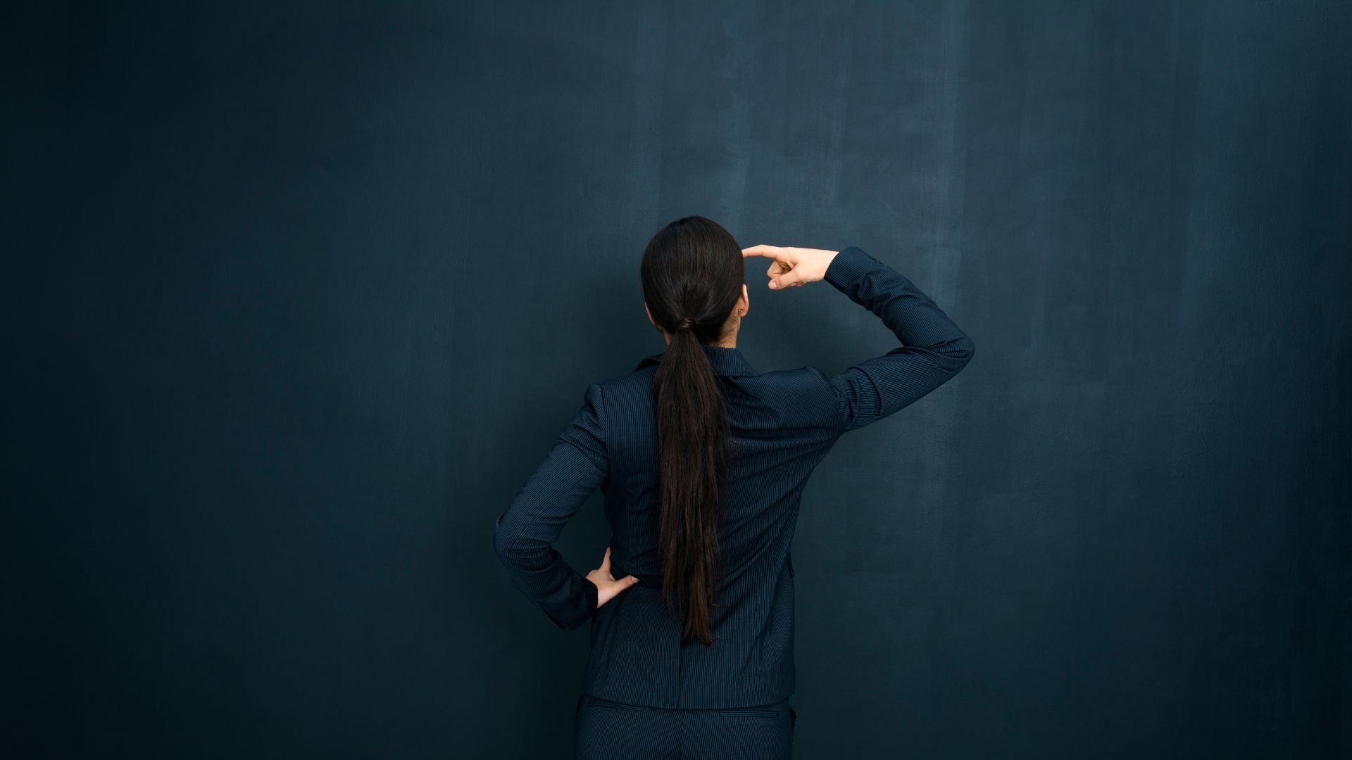 Te 7 zachowań świadczy, że jesteś niepewna siebie. Spróbuj je pokonać nim spowodują większe problemy