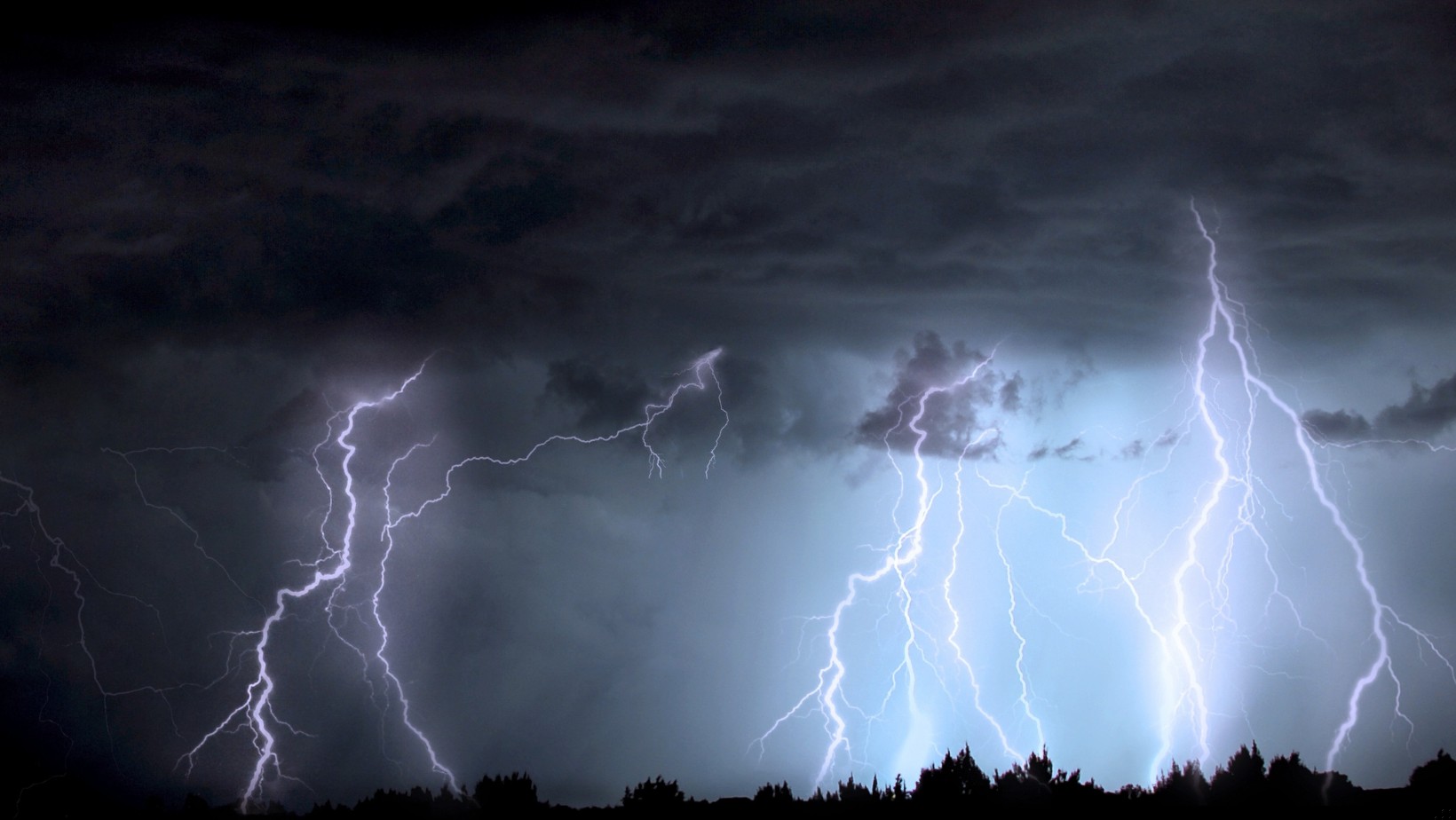 Ostrzeżenia przed gwałtownymi burzami i silnym wiatrem. W tych rejonach będzie dziś  niebezpiecznie!