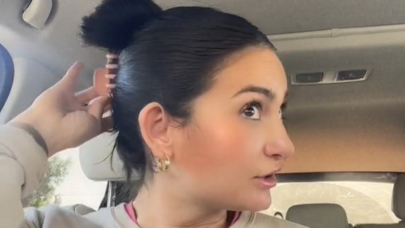 „Dziewczyny od tego umierały” – studentka pielęgniarstwa ostrzega przed popularnym upięciem włosów