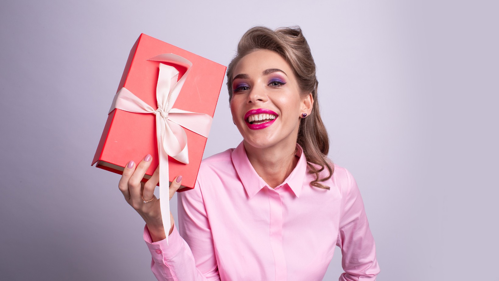 Zakazane prezenty na Dzień Kobiet. One mogą sygnalizować, że mężczyzna zdradza swoją partnerkę