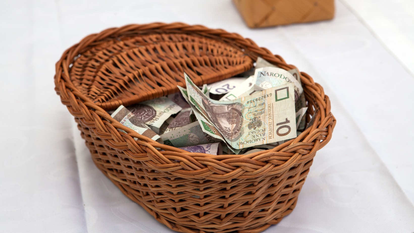 Ile pieniędzy wrzucić do koszyka w Wielkanoc?! Odpowiedź nie jest taka oczywista!