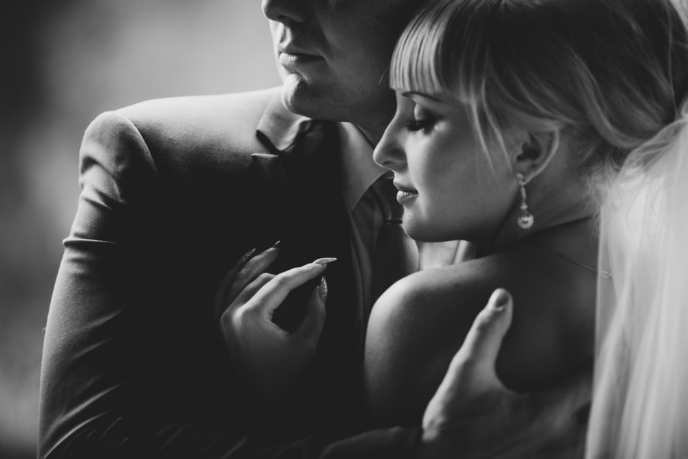 Szczęśliwe małżeństwo to takie, w którym mąż rozumie każde słowo, …