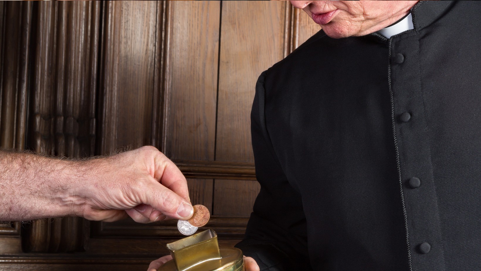 Zdjęcie Gdzie trafiają pieniądze zebrane na tacę w kościele? Jakie koszty pokrywają datki wiernych? #1