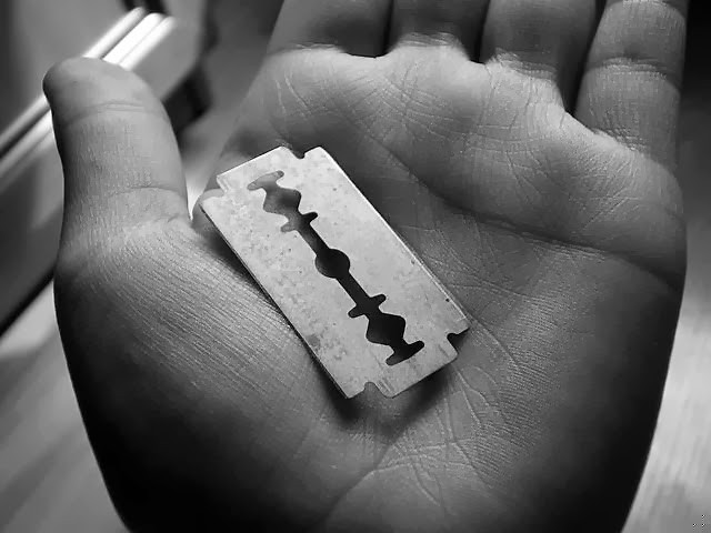 Podcinają żyły piórem By świadomość zgasić bólem Krew jest początkiem …