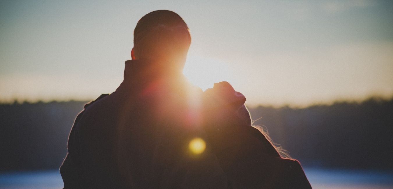 Miłość wyrażana innymi słowami. Poznaj 6 zwrotów, które rozgrzeją serce