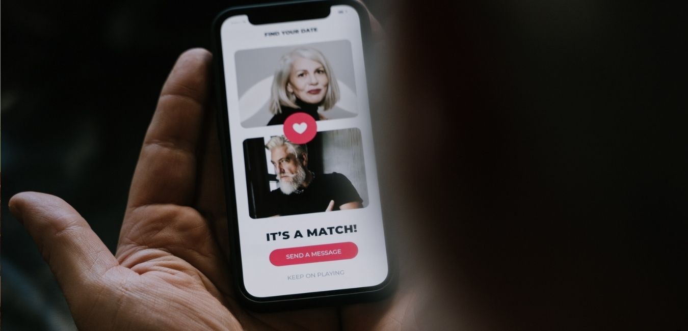 Jak nie dać się oszukać randkując online?